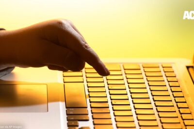 A finger pressign a keyboard.